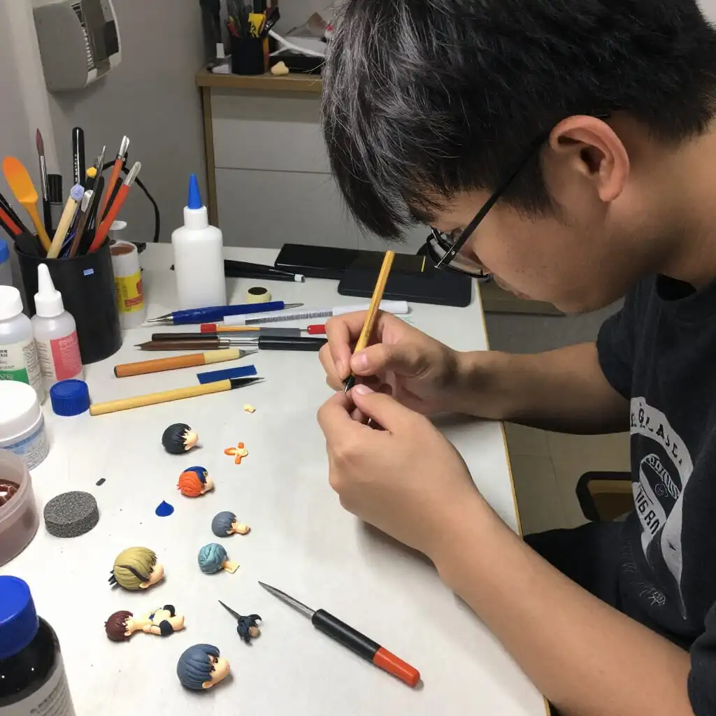 Passionné assemblant sa première figurine garage kit en résine dans un atelier de modélisme